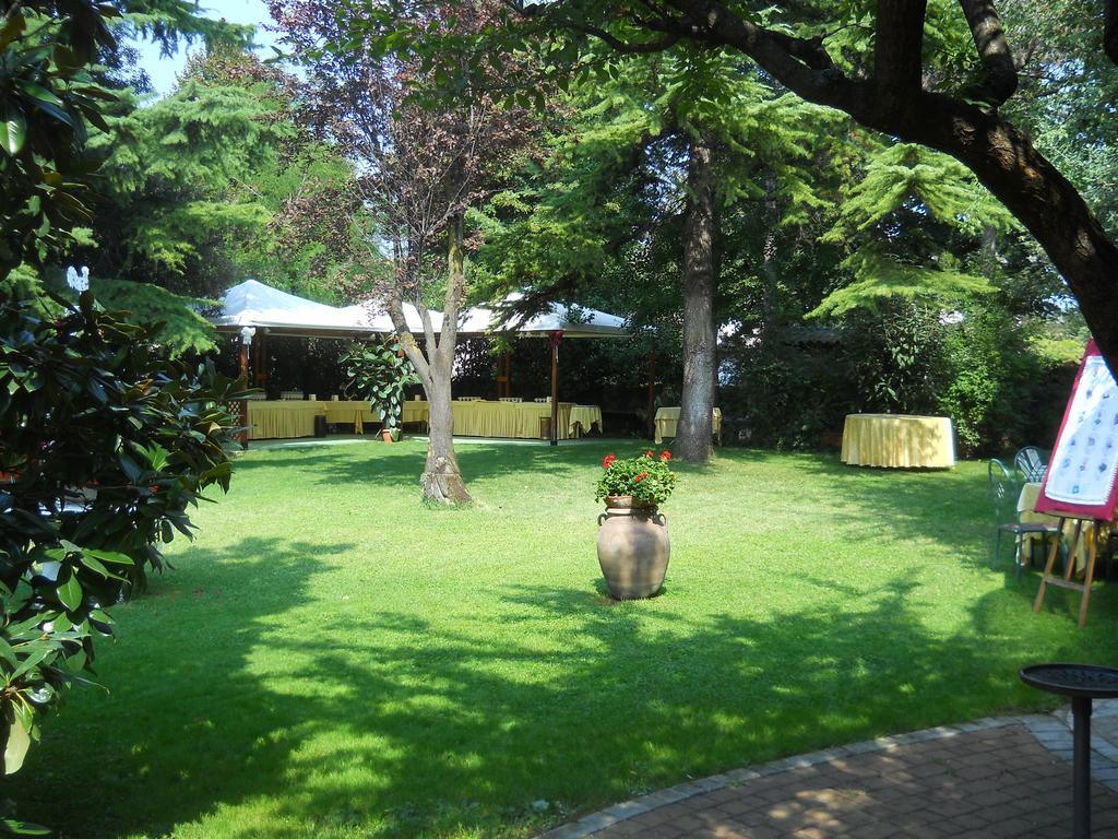 Hotel Il Rustichello Lonato Ngoại thất bức ảnh
