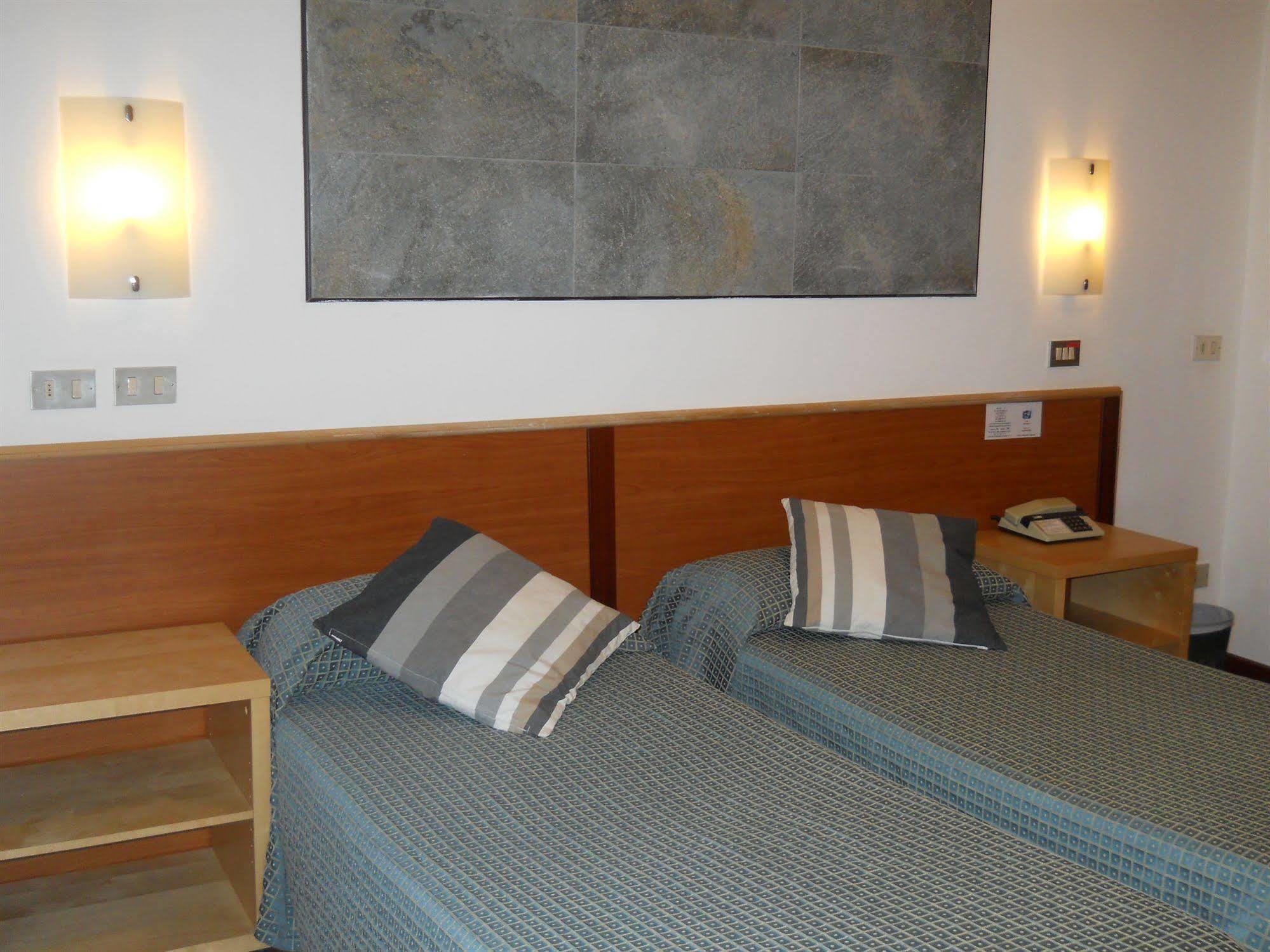 Hotel Il Rustichello Lonato Ngoại thất bức ảnh