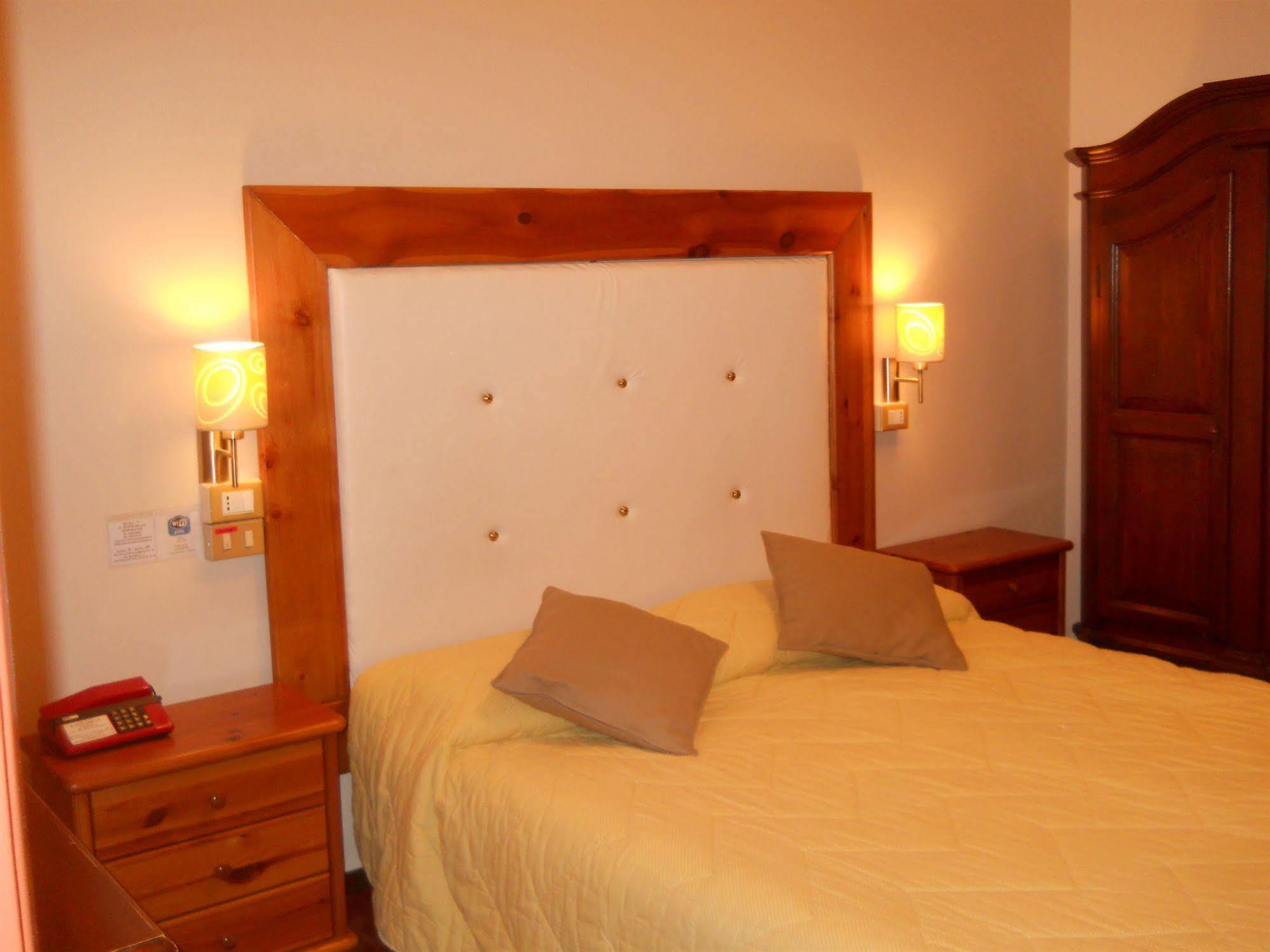 Hotel Il Rustichello Lonato Ngoại thất bức ảnh